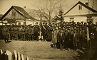 Werba, 1935 r. Podczas uroczystoci z okazji wita Konstytucji 3 Maja. Stoj grupami: 'strzelcy' (Zwizek Strzelecki), straacy, harcerze i zuchy.