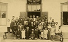 Horochw, 1934 r. Klasa IIA Szkoy Powszechnej. Siedz nauczyciele, od lewej: Stefan Kowalski, ks. prefekt Aleksander Iwanicki, Eugeniusz Korpak, NN, Perelmutter.
