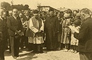 Horochw, 1937 r. Powitanie ks. biskupa Adolfa Szelka, ordynariusza diecezji uckiej - stoi w rodku midzy starost powiatowym i ks. Aleksandrem Puzyrewiczem (w sutannie).