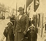 Krzemieniec, 1937 r. Na witecznym spacerze (3 Maja) po miecie Maria Sokoowska z crkami Graynk i Wandusi.