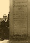 Krzemieniec, lata 70-te. Jedna ze stron obelisku na grobie matki Juliusza Sowackiego z napisem powiconym poecie.