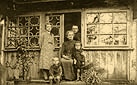 Kotiaczyn futor w gminie Szumsk, 1942 r. Seniorka rodu Anna Kasprzykowska (siedzi), w otoczeniu rodziny Duerw, pracujcej w gospodarstwie Kasprzykowskich.