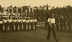 Drużyna kajakarek z Dubna na zlocie ZHP w Spale w 1935 r. Na przedzie Jadwiga Bonkowicz-Sittauer niesie proporzec Hufca dubieńskiego.