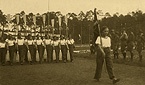 Druyna kajakarek z Dubna na zlocie ZHP w Spale w 1935 r. Na przedzie Jadwiga Bonkowicz-Sittauer niesie proporzec Hufca dubieskiego.