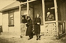 Młynów, 1937 r. Rodzina Fedorowiczów w okresie budowy domu. Dom istnieje do dzisiaj, mieszka w nim rodzina ukraińska przesiedlona z Polski.