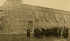 Horochów, jesień 1934 r. Budynek Gimnazjum Państwowego w budowie. Na placu budowy klasa II z nauczycielem. Trzeci od prawej Jerzy Korpak.