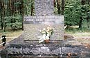 Janowa Dolina, 2001 r. Dwujęzyczny napis na krzyżu-pomniku poświęcony ofiarom UPA z 23 kwietnia 1943 r., bez wymienienia sprawców zbrodni. 