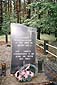 Janowa Dolina, 2001 r. Kamień z napisem upamiętniającym zamordowanych Polaków w kwietniu 1943 r., stojący obok krzyża-pomnika.