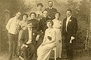 Berezne, 1910 r. Po balu w sferach ziemiańskich. W środkowym rzędzie druga od lewej Nina Rybczyńska, córka.