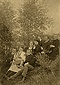 Berezne, około 1910 r. Spotkanie towarzyskie. Pośrodku w ciemnej sukni z białym żabotem pod szyją Nina Rybczyńska.