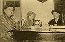Berezne, lata 1913-1914. Właścicielki majątku Szubków w gminie Tuczyn powiatu rówieńskiego, od lewej: Oktawia Rybczyńska z domu von Stein i jej córki - Olga i Nina.