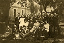 Kowel, 1922 r. Amatorskie Kółko Dramatyczne 'Olimp'. W środkowym rzędzie siedzi między paniami Rajmund Kopyść.