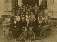 Pierwszy, po odzyskaniu niepodległości, rocznik 1921/1922 Gimnazjum wchodzącego w skład Liceum Krzemienieckiego. Siedzą od lewej: trzeci - opiekun I roku Adam Niedźwiecki, czwarty - S. Wilkoszewski.