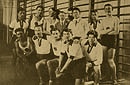 Krzemieniec, 1933 r. Druyna Gimnazjum im. Tadeusza Czackiego (jedna ze szk Liceum Krzemienieckiego) podczas pierwszych zawodw sportowych, odbywajcych si corocznie a do 1939 r., z druyn Gimnazjum im. Sukowskich w Rydzynie. 