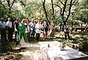 Ostrwki, 2002 r. Dawny cmentarz rzymskokatolicki. Powicenie odrestaurowanego nagrobka ks. kan. K. Walborskiego, jednego z proboszczw parafii Ostrwki.