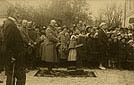 Łuck, miasto, 17 maja 1919 r. Msza polowa na placu katedralnym po wyparciu przez Wojsko Polskie wojsk ukraińskich. Przed klęcznikiem stoi gen. Aleksander Karnicki. 