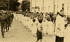 Łuck, 1936 r. Pierwsza Komunia św. Dzieci prowadzi ks. Leon Krejcza.