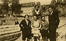Łuck, lata 30-te. Nauczyciele Szkoły Powszechnej nr 4 im. Jachowicza na Zamku Lubarta. Siedzą od lewej: pierwsza Maria Gindrych, trzecia Kopacewicz.