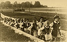 Łuck, 1937 r. Stadion. Dzieci ze Szkoły Powszechnej nr 1 im. Królowej Jadwigi podczas święta wychowania fizycznego, przygrywa orkiestra wojskowa 24 Pułku Piechoty. W pierwszej parze Lila Kuryłło.
