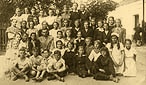 uck, 1939 r. Zdjcie klasy VIa ze Szkoy Powszechnej nr 1 im. Krlowej Jadwigi. Siedzcy chopcy od prawej: Danek Chrzanowski, Staszek ytyski, Zygmunt Biay, Wadek Sikorski (zgin podczas wojny); nad Chrzanowskim Krysia Chojecka (deportowana z rodzin w 1940 r. do Rosji, po wojnie w Anglii); w trzecim rzdzie od dou od prawej: druga (w biaym nakryciu gowy) Nena Piekowska, pita (w biaym konierzyku) Ewa Rutkowska, sidma (obok nauczyciela) Kika Brzezicka, nauczyciel geografii Walczowski; nad nauczycielem (w ciemnym fartuszku) Kazia Romanowska, obok niej z lewej Kaznowska; w rzdzie grnym: druga od prawej Dziuka Orowska, druga od lewej Irka Kosowska, czwarty od lewej Tolek Kosowski, brat Irki.