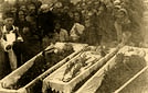 Łuck, 1943 r. Pogrzeb sześciu osób zamordowanych przez UPA 16 października 1943 r. w kolonii Mataszówka w gminie Kniahininek. W trumnach od lewej: Franciszek Świetlicki lat 42, jego córka Stanisława lat 13 oraz Andrzej Kuźnicki.