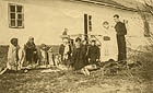 Hallerówka, osada wojskowa koło wsi Tynne, 1925 r. Wielkanoc. Święcenie pokarmów przez księdza.