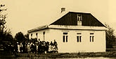 Chrynów, osada w gminie Grzybowica, przed rokiem 1939. Budynek szkoły spalony przez Ukraińców w lipcu 1943 r.