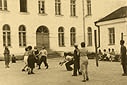 Ostróg nad Horyniem, lata 30-te. Gra w siatkówkę na boisku Gimnazjum Państwowego im. Marii Konopnickiej.